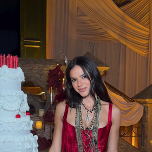 Um dos assuntos mais comentados da festa de Bruna Marquezine foi justamente seu bolo gigante