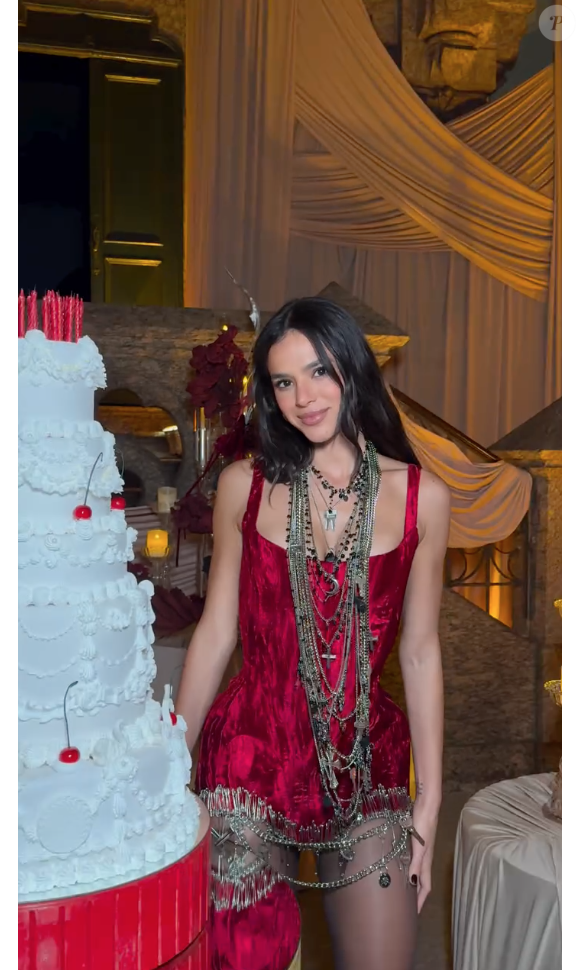 Um dos assuntos mais comentados da festa de Bruna Marquezine foi justamente seu bolo gigante