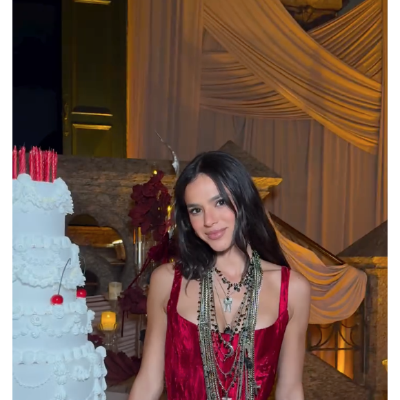 Um dos assuntos mais comentados da festa de Bruna Marquezine foi justamente seu bolo gigante