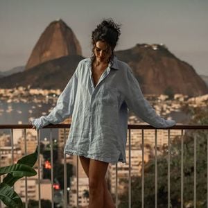 As camisas oversized também fazem parte do estilo de Bia, que aposta naquela peça com cara de "peguei do guarda-roupa do namorado" para compor produções mais descontraídas. A referência ao estilo boyfriend e ao tomboy reforça o jeito espontâneo da personagem e deixa o visual ainda mais fácil de reproduzir