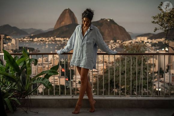 As camisas oversized também fazem parte do estilo de Bia, que aposta naquela peça com cara de "peguei do guarda-roupa do namorado" para compor produções mais descontraídas. A referência ao estilo boyfriend e ao tomboy reforça o jeito espontâneo da personagem e deixa o visual ainda mais fácil de reproduzir