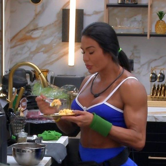 Gracyanne Barbosa vem chocando a web por seu cardápio dentro do BBB 25: frango cru e muitos ovos