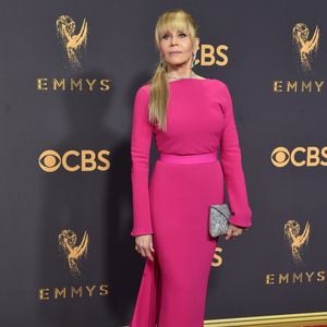 E esse visual super diferente de Jane Fonda? Atriz também se permitiu arriscar um cabelo comprido com franja