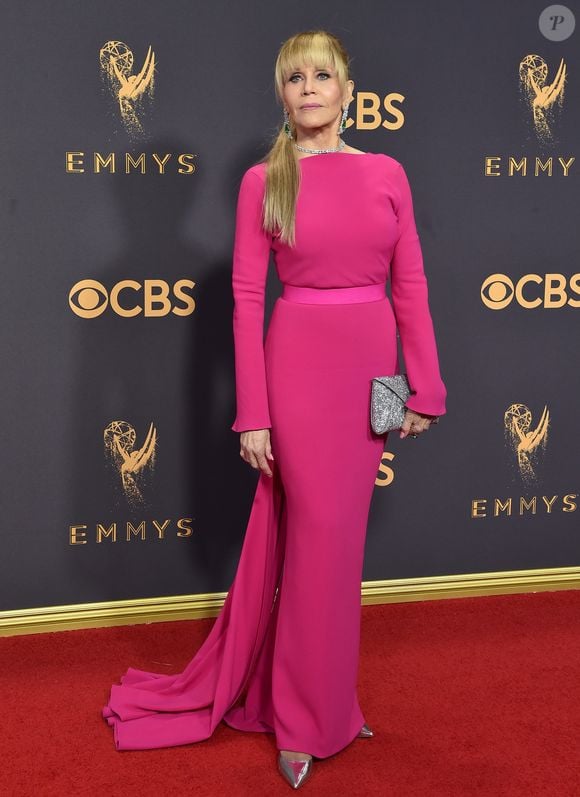 E esse visual super diferente de Jane Fonda? Atriz também se permitiu arriscar um cabelo comprido com franja