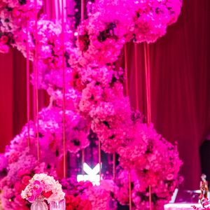 Rosa por todos os lados: a decoração da festa da WePink ganhou flores, LED, veludo e muitos detalhes dourados