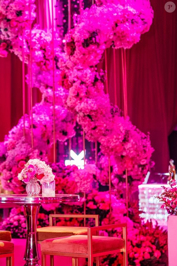 Rosa por todos os lados: a decoração da festa da WePink ganhou flores, LED, veludo e muitos detalhes dourados