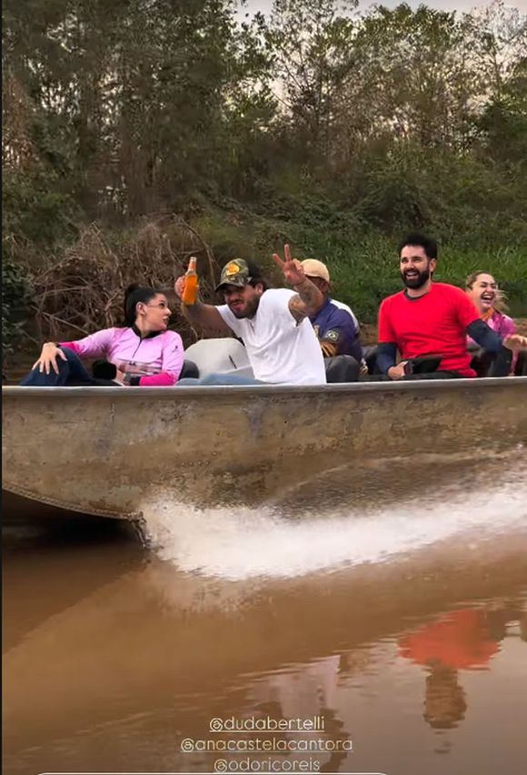 Durante o dia, Ana Castela e Zé Felipe passearam de barco