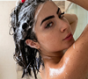 Usar muito shampoo para lavar o cabelo ficou para trás: aprendi com cabeleireira uma técnica de só 5 passos para higienizar os fios e economizar na farmácia