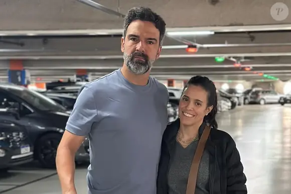 Tadeu Schmidt reflete sobre transplante capilar: ‘Eu acho que estou mais bonito. Minha esposa fala isso todos os dias, mas ela é suspeita…’