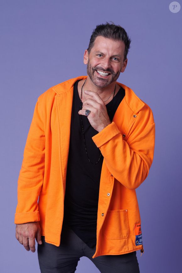 Após duas convulsões dentro do BBB 26, Henri Castelli é retirado do reality por orientação médica. Globo anunciou decisão ao vivo