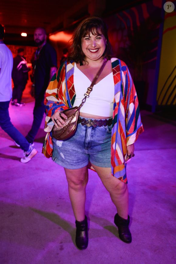 Lollapalooza Brasil 2025: Mariana Xavier apostou em um look simples com short jeans