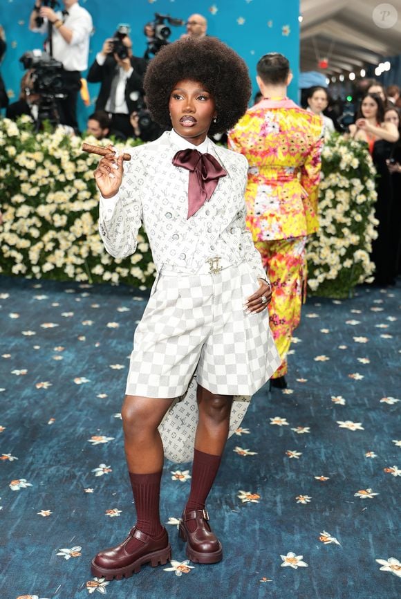 Divina! Doechii  acaba de chegar ao Met Gala 2025 usando custom Louis Vuitton por Pharrell