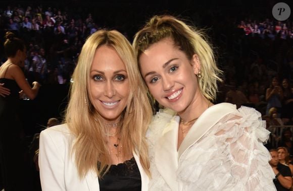 Aos 58 anos, Tish Cyrus fala sobre transformação física e emocional após iniciar rotina de exercícios