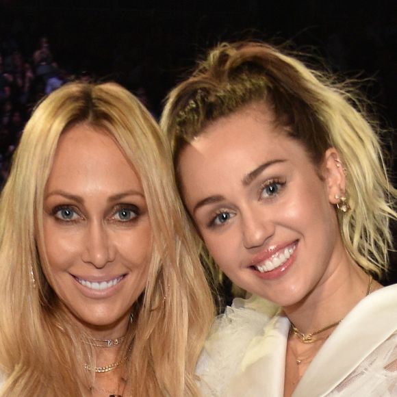Aos 58 anos, Tish Cyrus fala sobre transformação física e emocional após iniciar rotina de exercícios