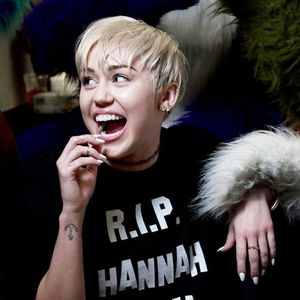 Em 2013, Miley Cyrus tentou se desvincular da personagem para trilhar o próprio caminho; a brincadeira com o nome de Hannah Montana fez muitos a criticarem na época