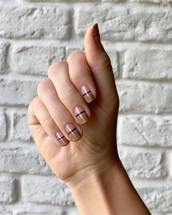 Brilho suave e elegante se combinam nessa versão de unha minimalista decorada