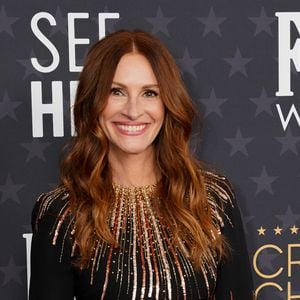 Aos 57 anos, Julia Roberts sempre teve o cabelo longo como uma de suas marcas registradas