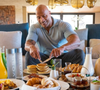 Dwayne Johnson, hoje aos 54 anos e semideus Maui em 'Moana': 'Meu café da manhã típico: 200g de filé mignon, dois ovos inteiros, 110g de aveia em flocos, dois muffins ingleses e meia xícara de mirtilos'