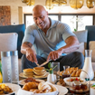 Dwayne Johnson, hoje aos 54 anos e semideus Maui em 'Moana': 'Meu café da manhã típico: 200g de filé mignon, dois ovos inteiros, 110g de aveia em flocos, dois muffins ingleses e meia xícara de mirtilos'
