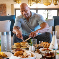 Dwayne Johnson, hoje aos 54 anos e semideus Maui em 'Moana': 'Meu café da manhã típico: 200g de filé mignon, dois ovos inteiros, 110g de aveia em flocos, dois muffins ingleses e meia xícara de mirtilos'