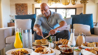 Dwayne Johnson, hoje aos 54 anos e semideus Maui em 'Moana': 'Meu café da manhã típico: 200g de filé mignon, dois ovos inteiros, 110g de aveia em flocos, dois muffins ingleses e meia xícara de mirtilos'