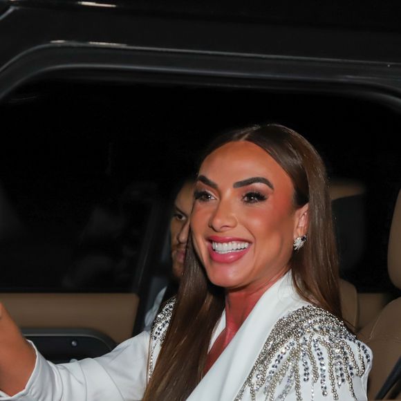 Nicole Bahls escolheu look com ombreira para festa de Anitta