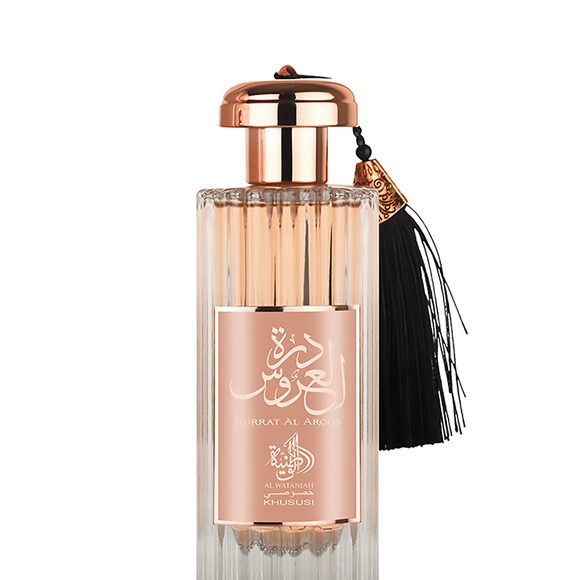 O perfume Durrat Al Aroos, de Al Wataniah, é uma fragrância envolvente, com notas de orquídea, baunilha, o toque especial de cumaru, além de almíscar.