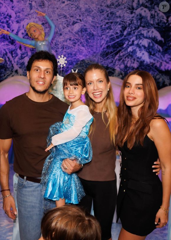 Anita curte aniversário de afilhada