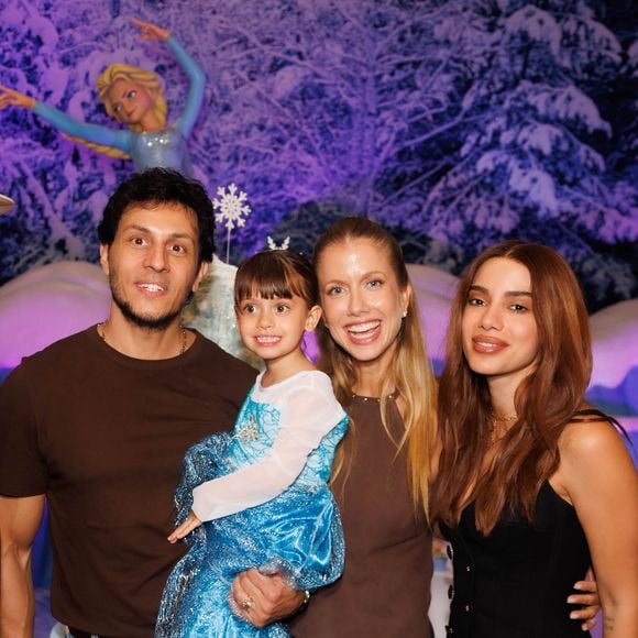 Anita curte aniversário de afilhada