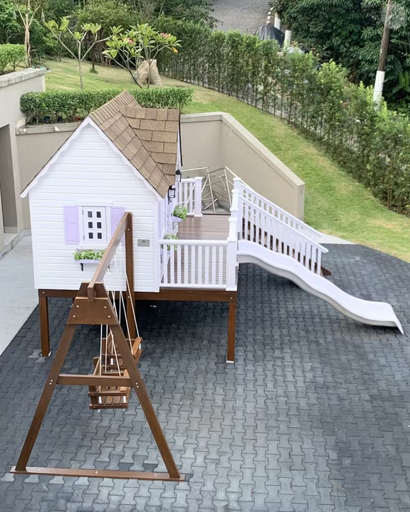 Bruna Biancardi entrou no espaço luxuoso de 8,75m² com Mavie, de 1 ano, e mostrou detalhes da decoração em branco e lilás