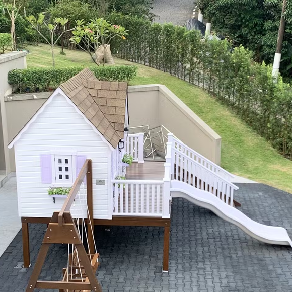 Bruna Biancardi entrou no espaço luxuoso de 8,75m² com Mavie, de 1 ano, e mostrou detalhes da decoração em branco e lilás