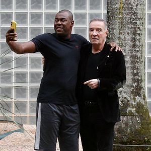 Do uniforme de presidiário à pose no Leblon: Eike Batista tira selfie com fã enquanto circula em carro de R$ 379 mil