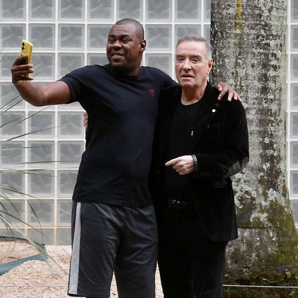 Do uniforme de presidiário à pose no Leblon: Eike Batista tira selfie com fã enquanto circula em carro de R$ 379 mil