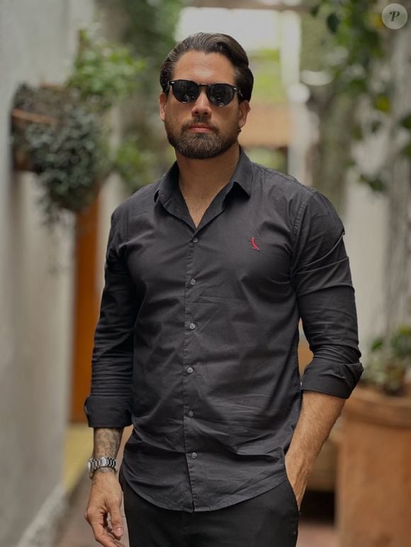 Formado em Engenharia de Produção, Brigido construiu carreira na Zona Franca de Manaus, onde trabalhou por quase dez anos em uma fábrica antes de assumir a direção de uma escola fundada pela avó