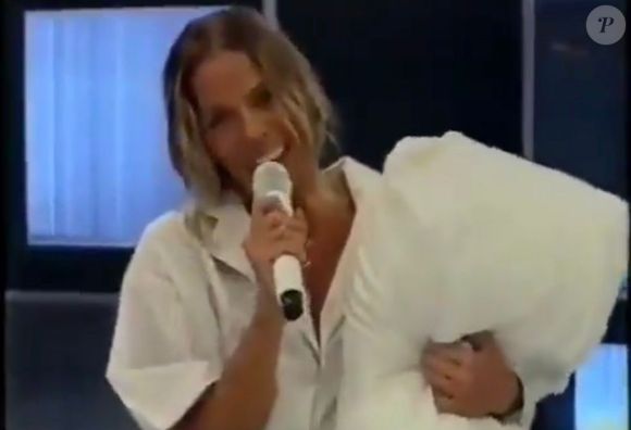 Você sabia que Adriane Galisteu apresentou um programa inteiro de pijama no SBT? A atitude foi um protesto contra mudanças no Charme e surpreendeu até Silvio Santos. Entenda o que aconteceu!
