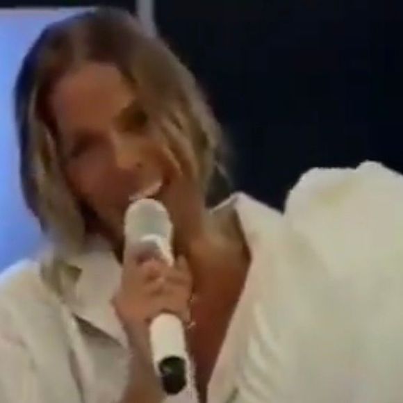 Você sabia que Adriane Galisteu apresentou um programa inteiro de pijama no SBT? A atitude foi um protesto contra mudanças no Charme e surpreendeu até Silvio Santos. Entenda o que aconteceu!