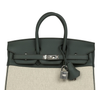 A luxuosa bolsa Hermès Birkin usada por Mariann Barrena McClay, esposa de Carlo Ancelotti, roubou a cena durante a convocação da Seleção Brasileira para a Copa do Mundo de 2026. Avaliada em cerca de R$ 172 mil, a peça virou um dos assuntos mais comentados do evento realizado no Museu do Amanhã