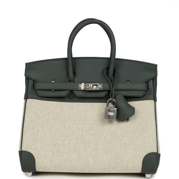 A luxuosa bolsa Hermès Birkin usada por Mariann Barrena McClay, esposa de Carlo Ancelotti, roubou a cena durante a convocação da Seleção Brasileira para a Copa do Mundo de 2026. Avaliada em cerca de R$ 172 mil, a peça virou um dos assuntos mais comentados do evento realizado no Museu do Amanhã