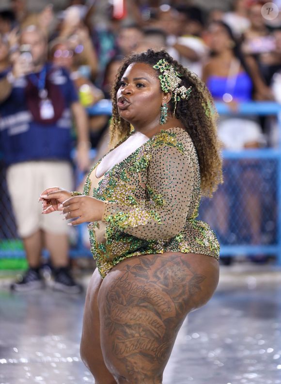 Jojo Todynho exibiu boa forma em um body com detalhes em verde e mostrou que tem samba no pé