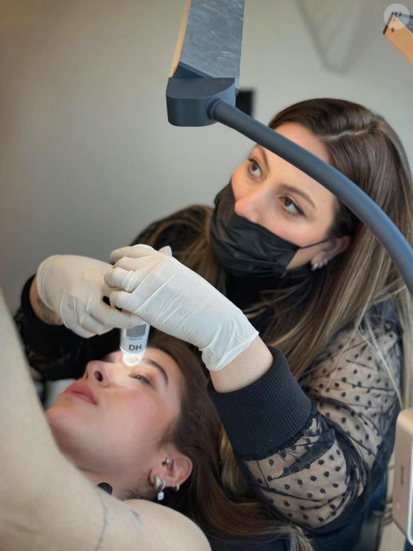 Natasha Azarany diz que o segredo está em desacelerar e guardar as pinças. “A primeira etapa é respeitar o tempo do fio e estimular o crescimento de forma natural”, explica.