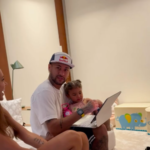 Bianca Biancardi também filmou a reação de Neymar, que ficou completamente chocado ao ver Mavie com o teste de gravidez