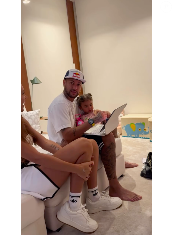 Bianca Biancardi também filmou a reação de Neymar, que ficou completamente chocado ao ver Mavie com o teste de gravidez