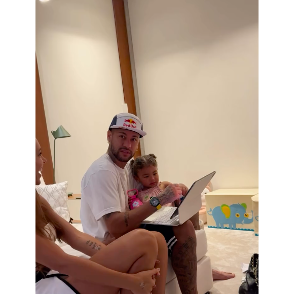 Bianca Biancardi também filmou a reação de Neymar, que ficou completamente chocado ao ver Mavie com o teste de gravidez