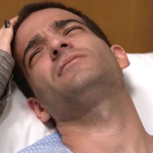 Afonso (Humberto Carrão) desiste de tratamento, mas Solange (Alice Wegmann) o encoraja