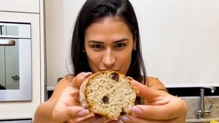 Banana, uva passa e aveia: o bolo fitness que salva a vontade de comer doces e ajudou Simone Mendes a emagrecer mais de 30 kg