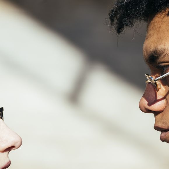 Você é uma pessoa segura nas relações: É importante frisar que desenvolver esse hábito pode ajudar não só nas relações pessoais, mas também no trabalho