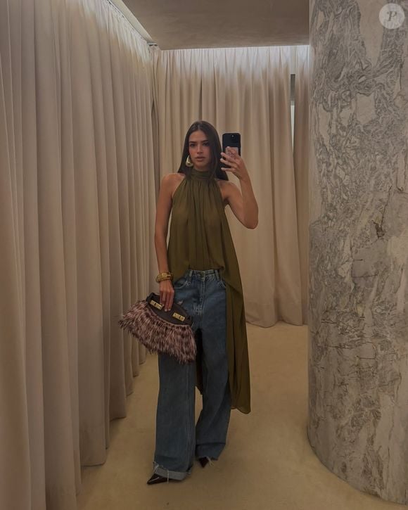 Sem saber o que vestir? A combinação de calça jeans azul, moletom neutro e tênis verde wasabi aparece como uma das fórmulas mais práticas e estilosas para os dias frios