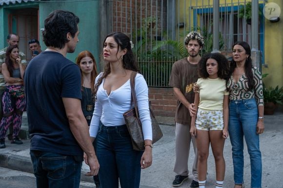 Gerluce (Sophie Charlotte) diz para Paulinho (Romulo Estrela) que tem uma coisa importante para revelar. Ele completa ao dizer sobre o roubo das Três Graças e anuncia a prisão dela.