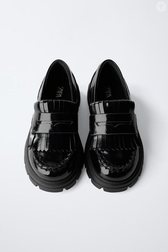 Com referências do estilo japonês, o mocassim da Zara aposta em visual colegial, franjas no peito do pé e solado tratorado para atualizar o clássico