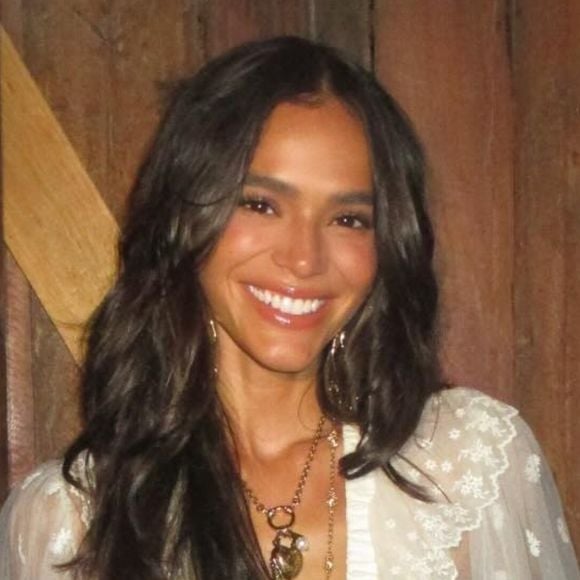 Bruna Marquezine destaca já ter feito diversos lasers dermatológicos na pele